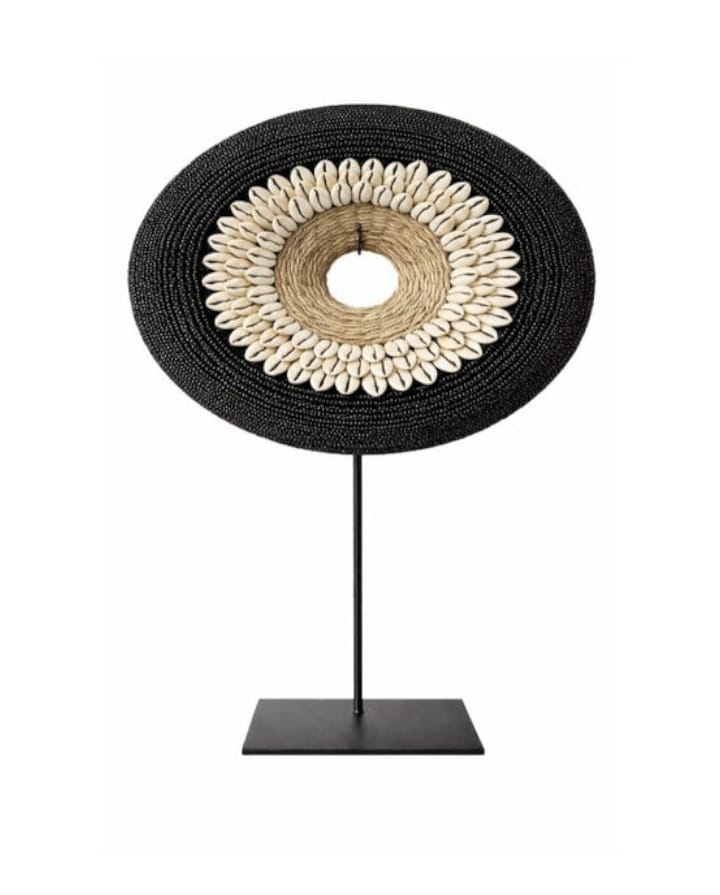 Décoration sur socle – Coquillages, raphia & perles noires