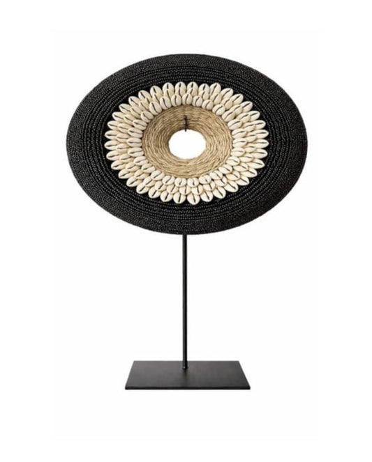 Décoration sur socle – Coquillages, raphia & perles noires