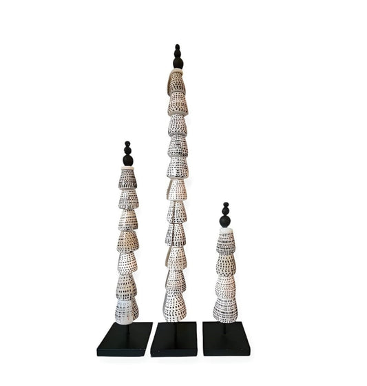 Tour de coquillages sur socle en métal noir – Déco bohème chic