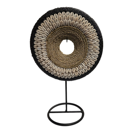 Ornement en coquillages & perles noires sur socle 