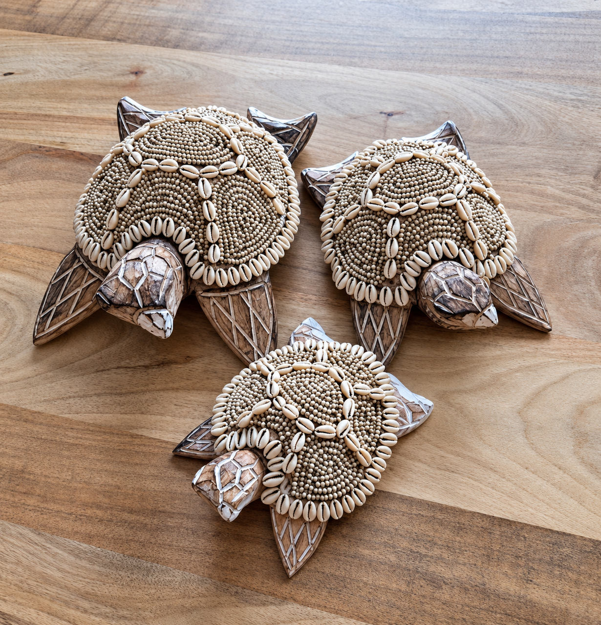 Tortue bohème en bois beige ornée de coquillages