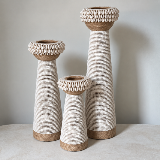 Bougeoir en perles blanches et coquillages cauris