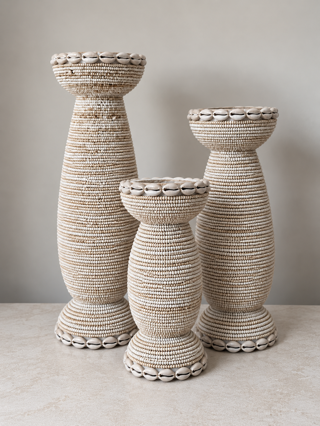 Bougeoir en perles beiges et coquillages cauris