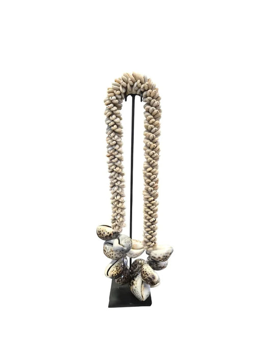 Collier décoratif en coquillages sur socle beige