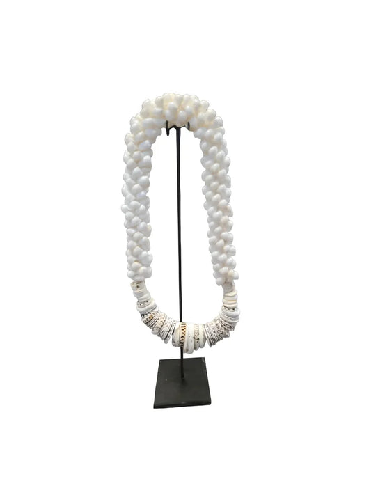 Collier décoratif en coquillages sur socle blanc naturel