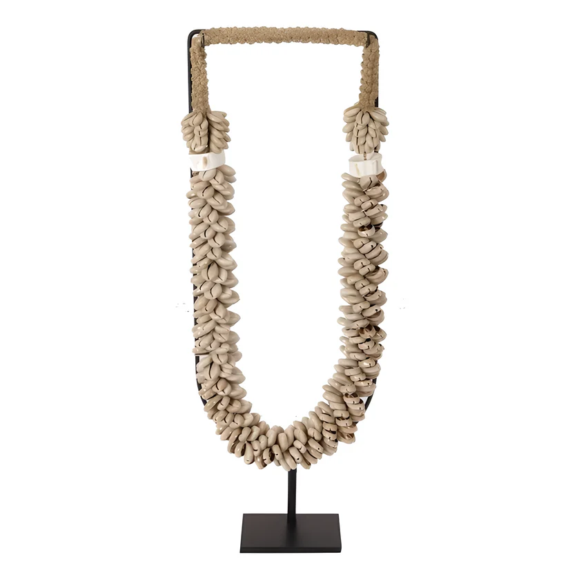 Collier décoratif en coquillages sur socle coquillages beiges