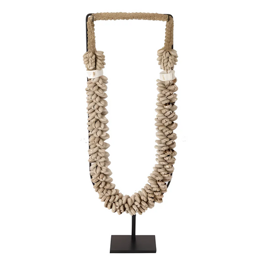 Collier décoratif en coquillages sur socle coquillages beiges