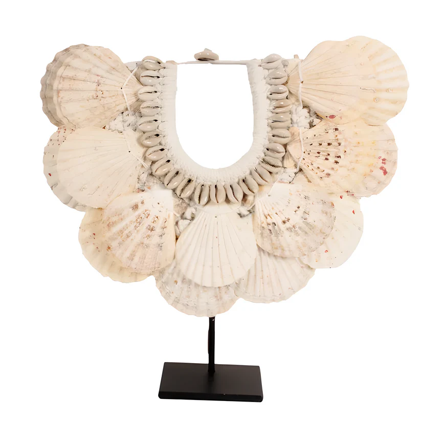 Collier décoratif en coquillages sur socle forme éventail