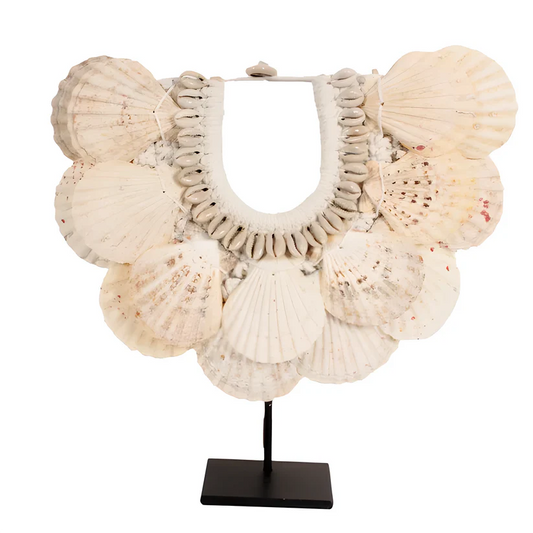 Collier décoratif en coquillages sur socle forme éventail