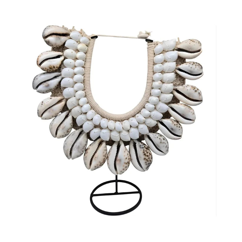 Collier décoratif en coquillages sur socle large