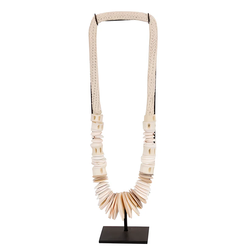 Collier décoratif en coquillages sur socle modèle élancé