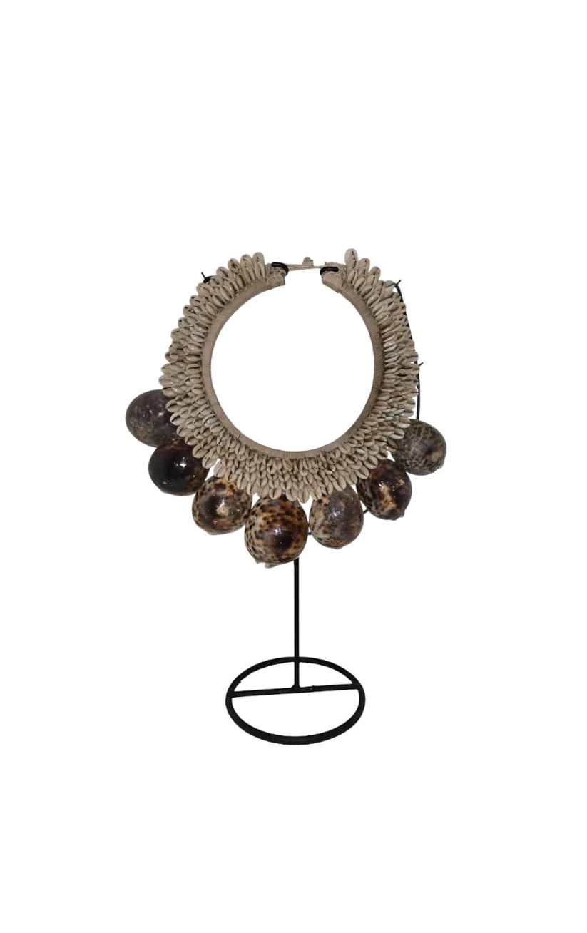 Collier décoratif en coquillages sur socle style ethnique