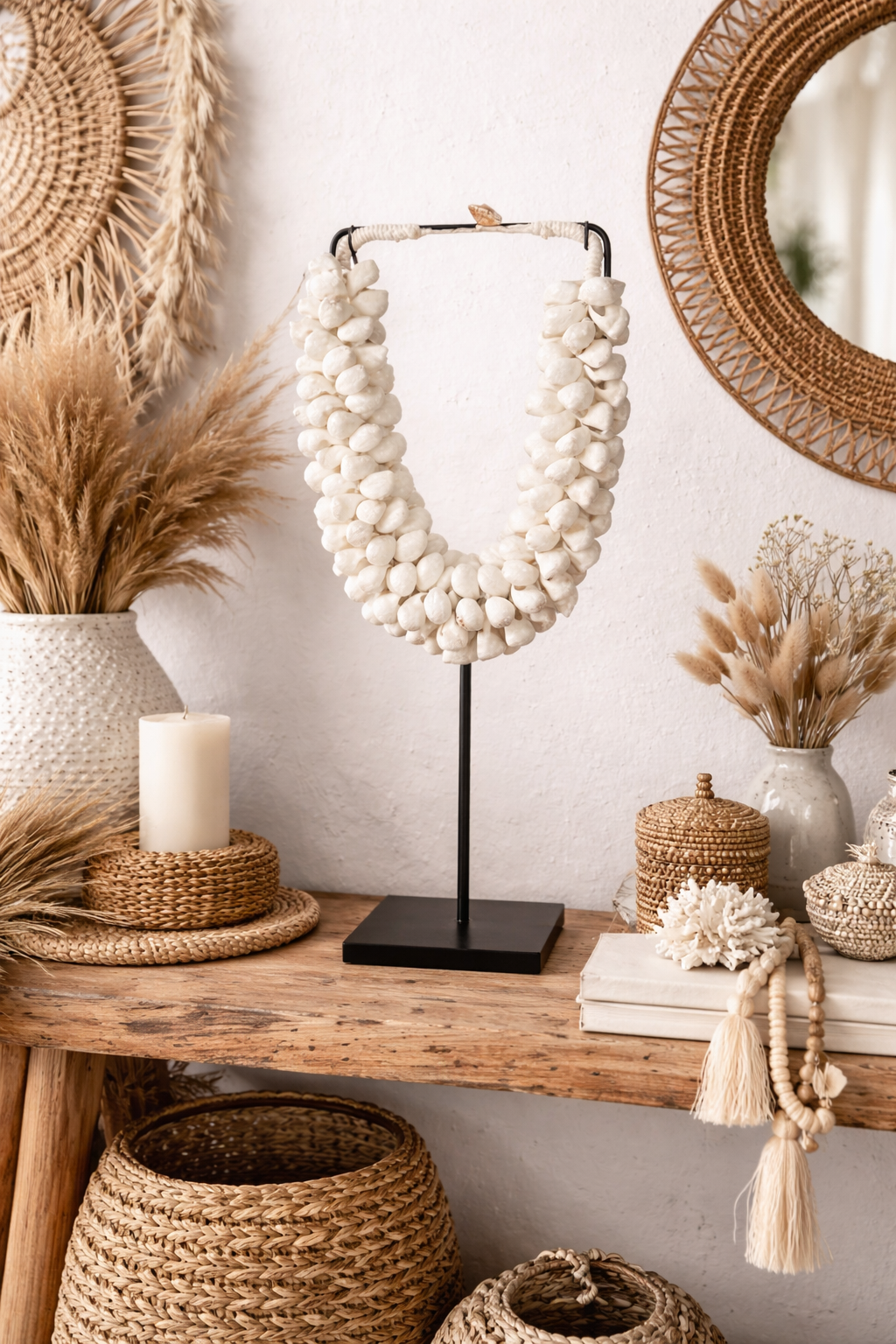 Collier décoratif en coquillages sur socle – Coquillages blancs