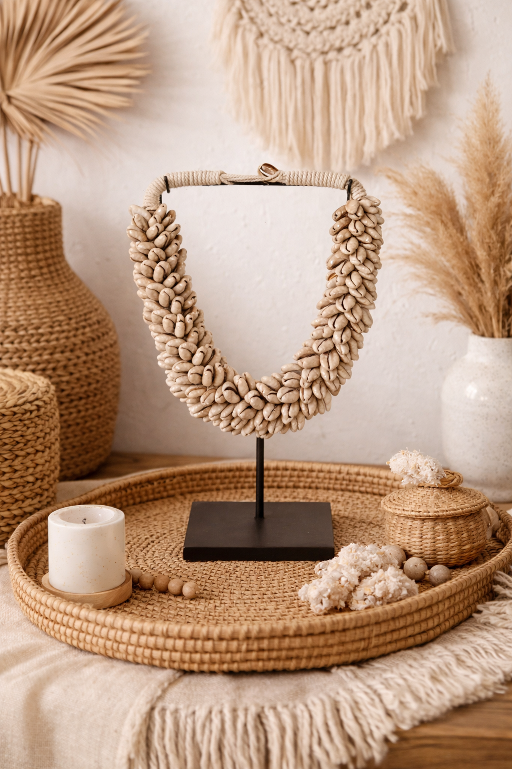 Collier décoratif en coquillages sur socle – Coquillages naturels