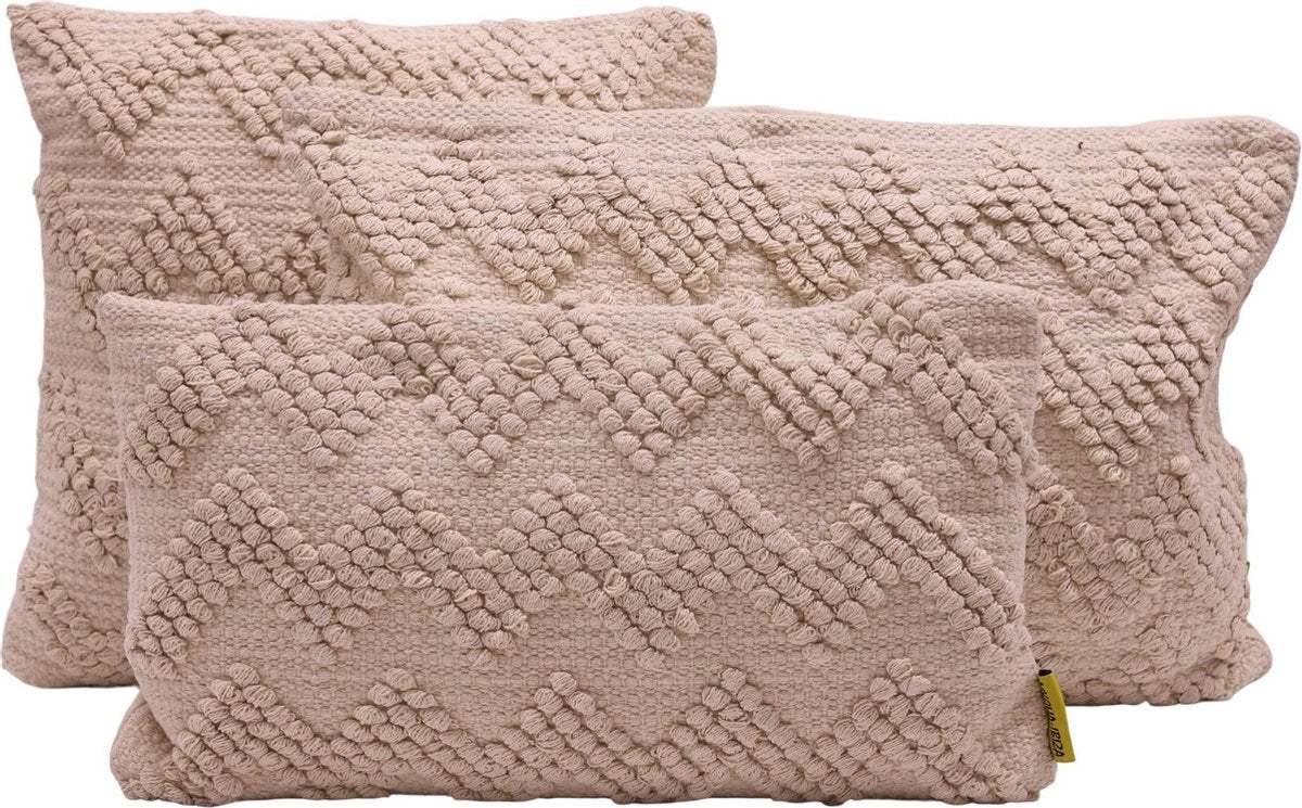 Coussins en coton tissé avec motif géométrique, style bohème naturel pour décoration intérieure.