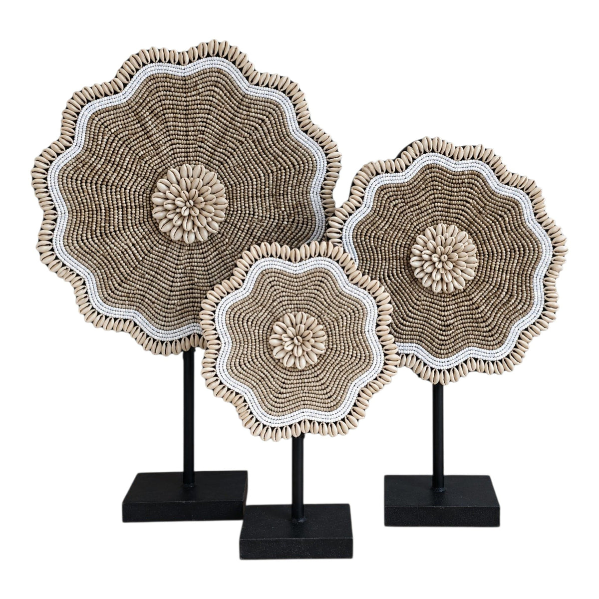 Ornement floral en perles & coquillages sur socle
