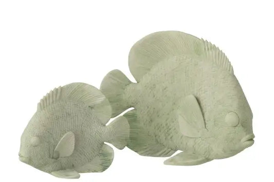 Deux poissons sculptés en céramique vert clair, détails texturés, style artisanal pour décoration intérieure.