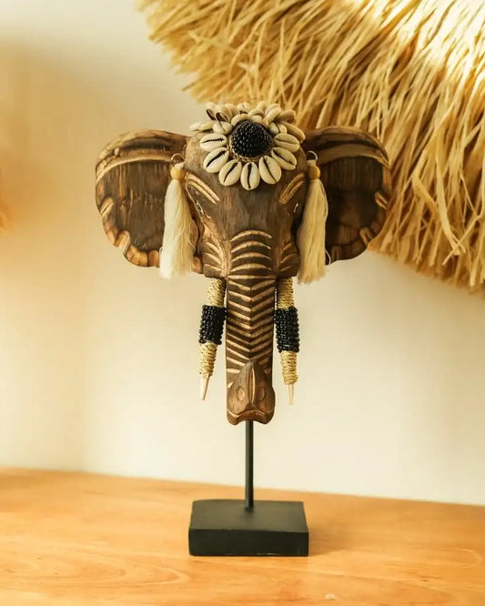 Tête d'éléphant en bois sculpté, ornée de coquillages et pompons, style bohème artisanal
