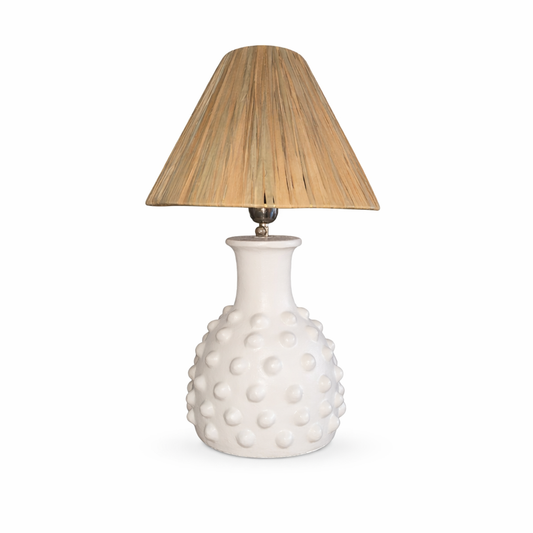 Lampe à poser en céramique blanche avec abat-jour en raphia naturel