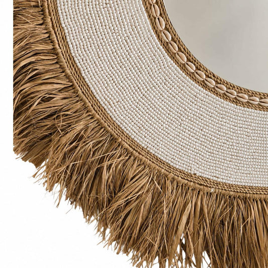Miroir décoratif avec franges en paille, perles blanches et coquillages, style bohème naturel.