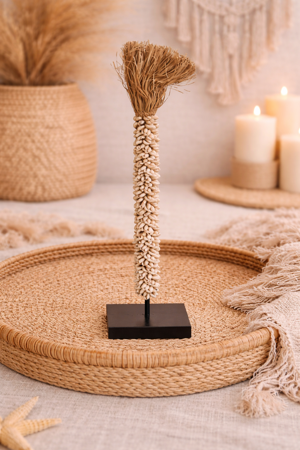 Tour de coquillages beiges sur socle en métal – Fait main