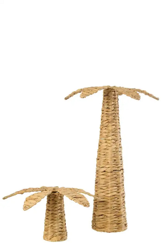 Deux palmiers décoratifs en rotin tressé, style naturel et artisanal pour intérieur bohème.