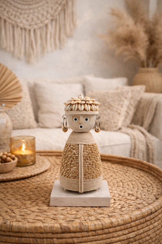 Statuette Namji en bois beige – Taille S