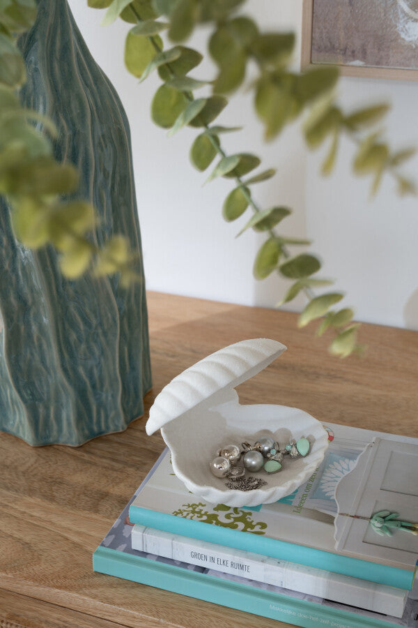 Vide-poche coquillage en grès dans une décoration bord de mer chic