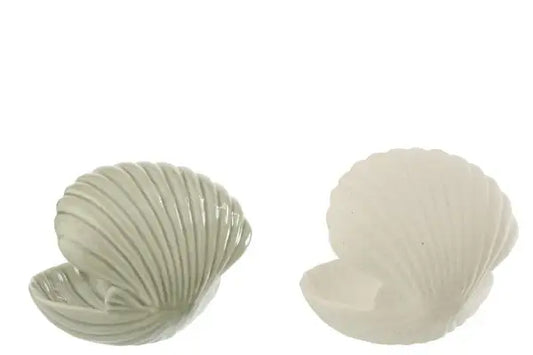Deux coquillages décoratifs en céramique, l'un vert clair et l'autre beige, style naturel et artisanal.